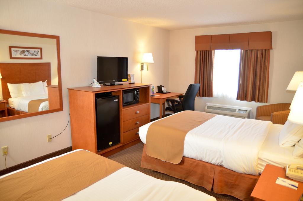 Baymont By Wyndham Port Huron Exterior photo