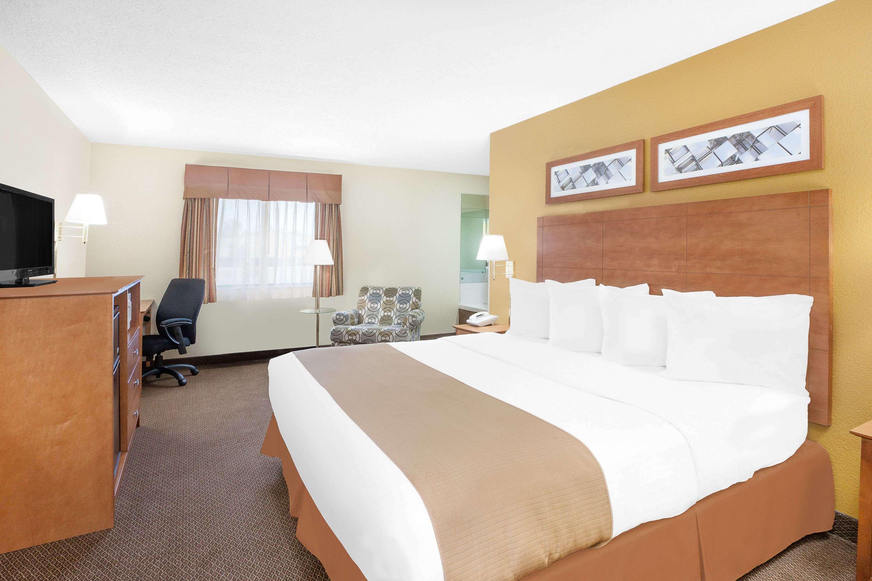 Baymont By Wyndham Port Huron Exterior photo