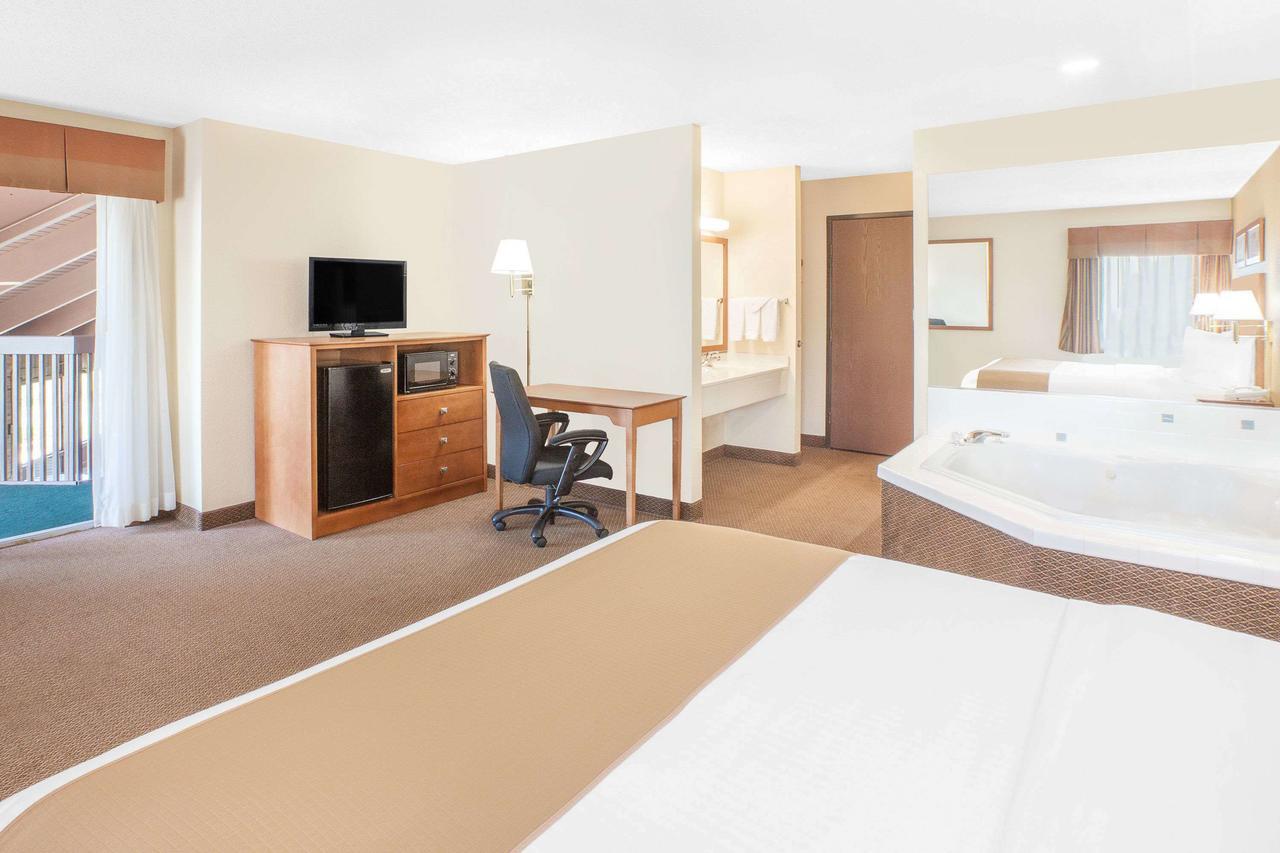 Baymont By Wyndham Port Huron Exterior photo