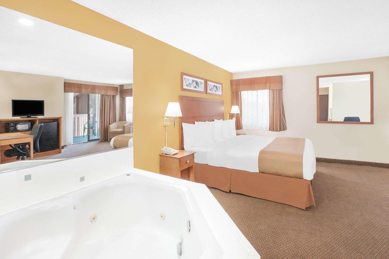 Baymont By Wyndham Port Huron Exterior photo