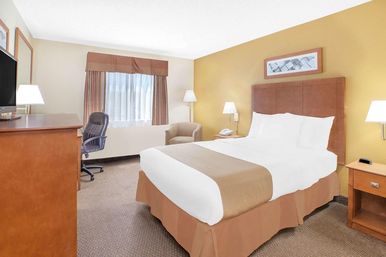 Baymont By Wyndham Port Huron Exterior photo
