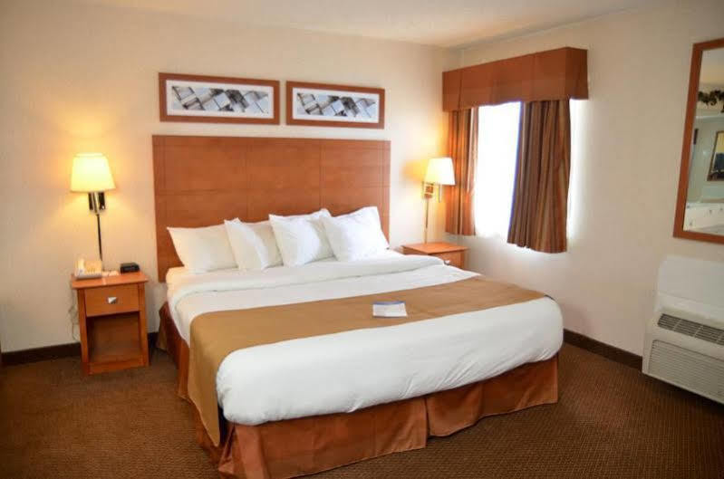 Baymont By Wyndham Port Huron Exterior photo